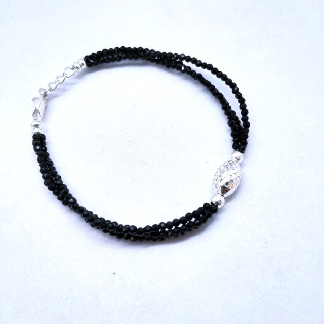 Raya Minimal Loop Round Bracelet - Image 3